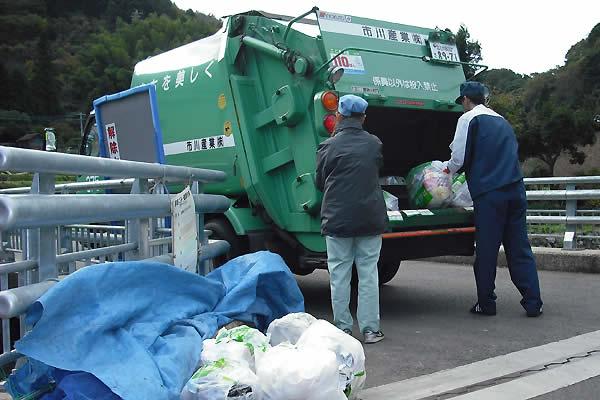 ごみ回収作業